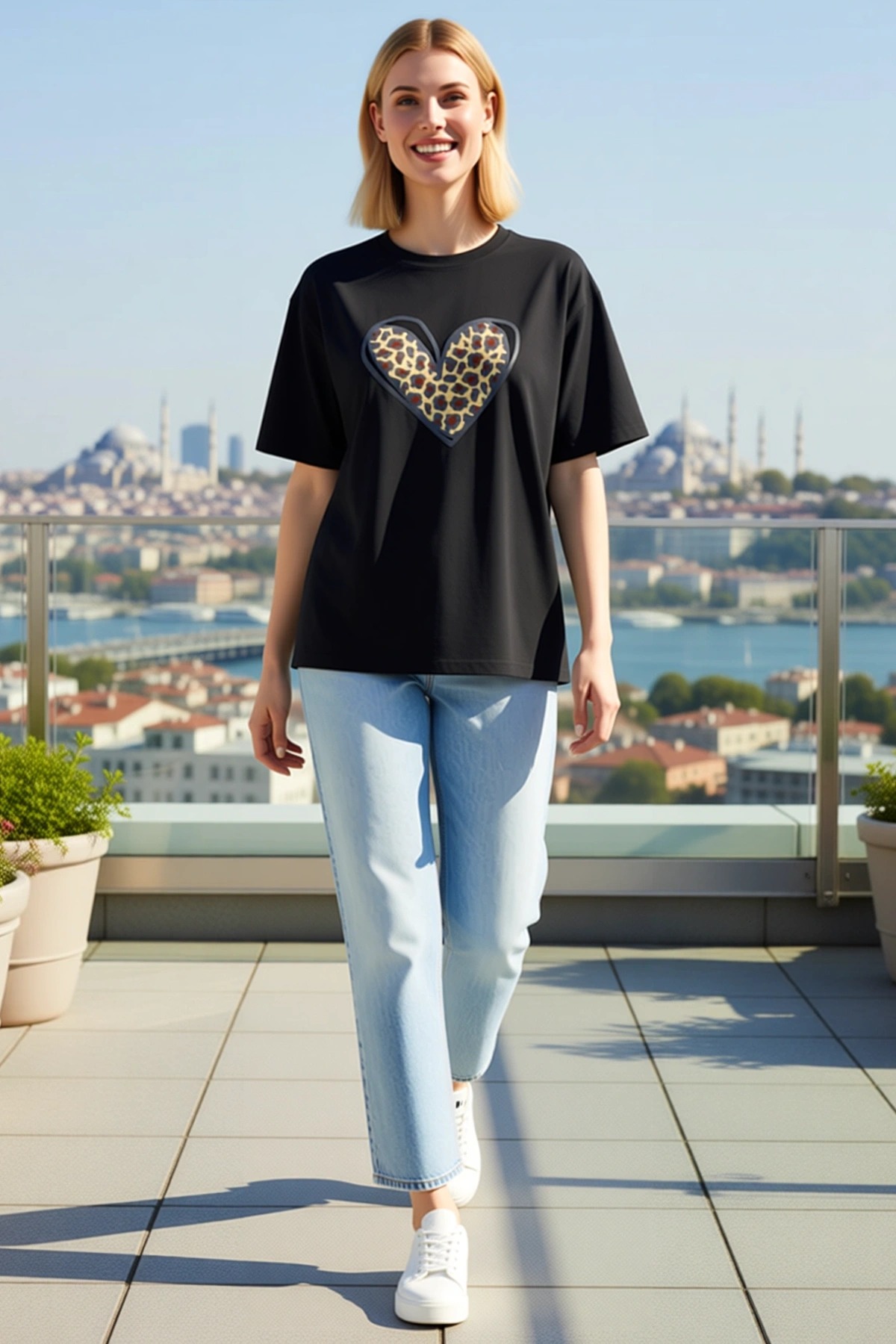 Kadın Sevgililer Günü Baskılı Oversize Bisiklet Yaka Kısa Kollu Tişört Leopar Desenli Kalp Motifli