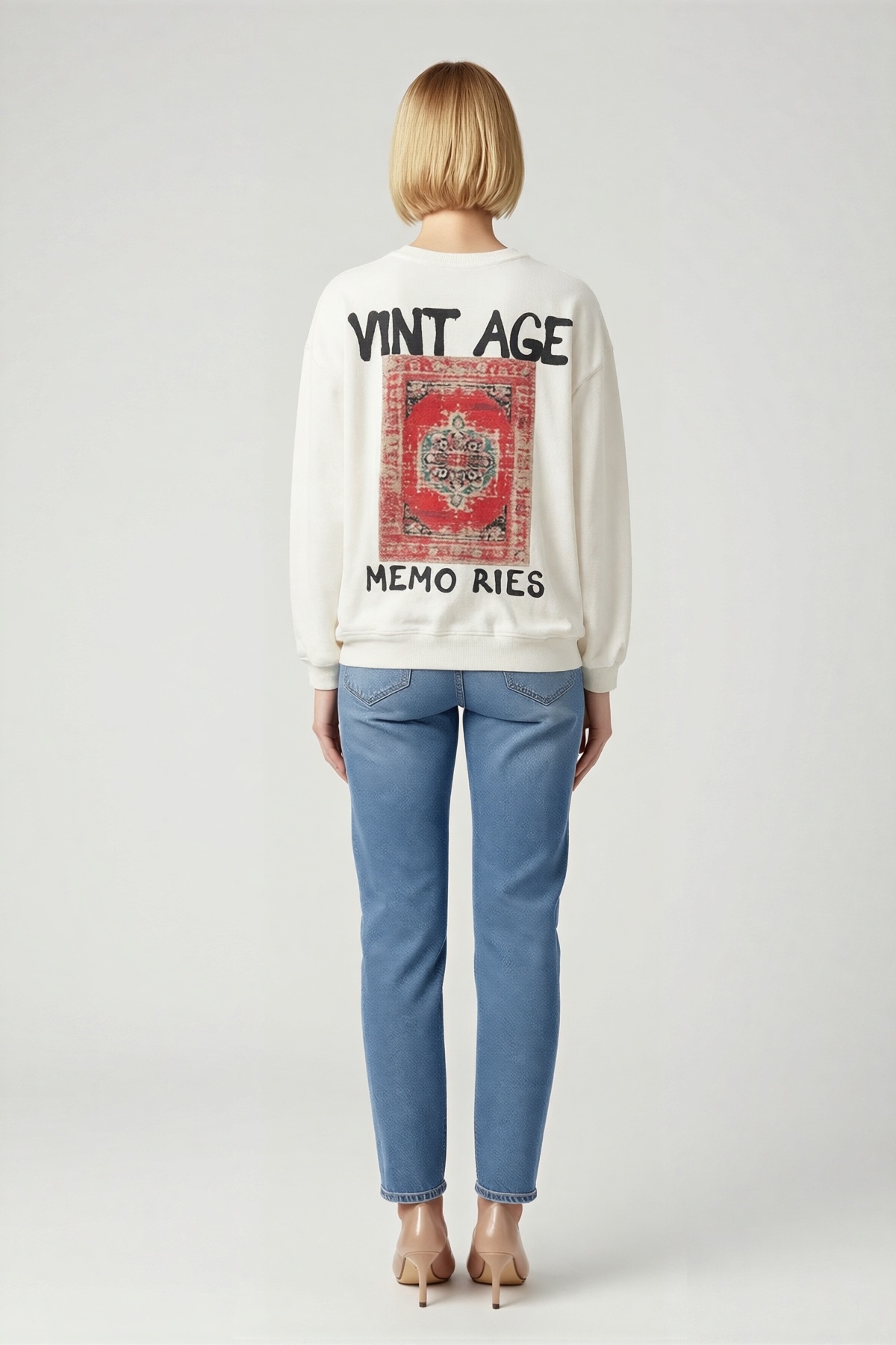 Kadın Oversize Üç İplik Bisiklet Yaka Sweatshirt Arkası Halı Görselli Slogan Yazılı Düşük Omuz Kalıp